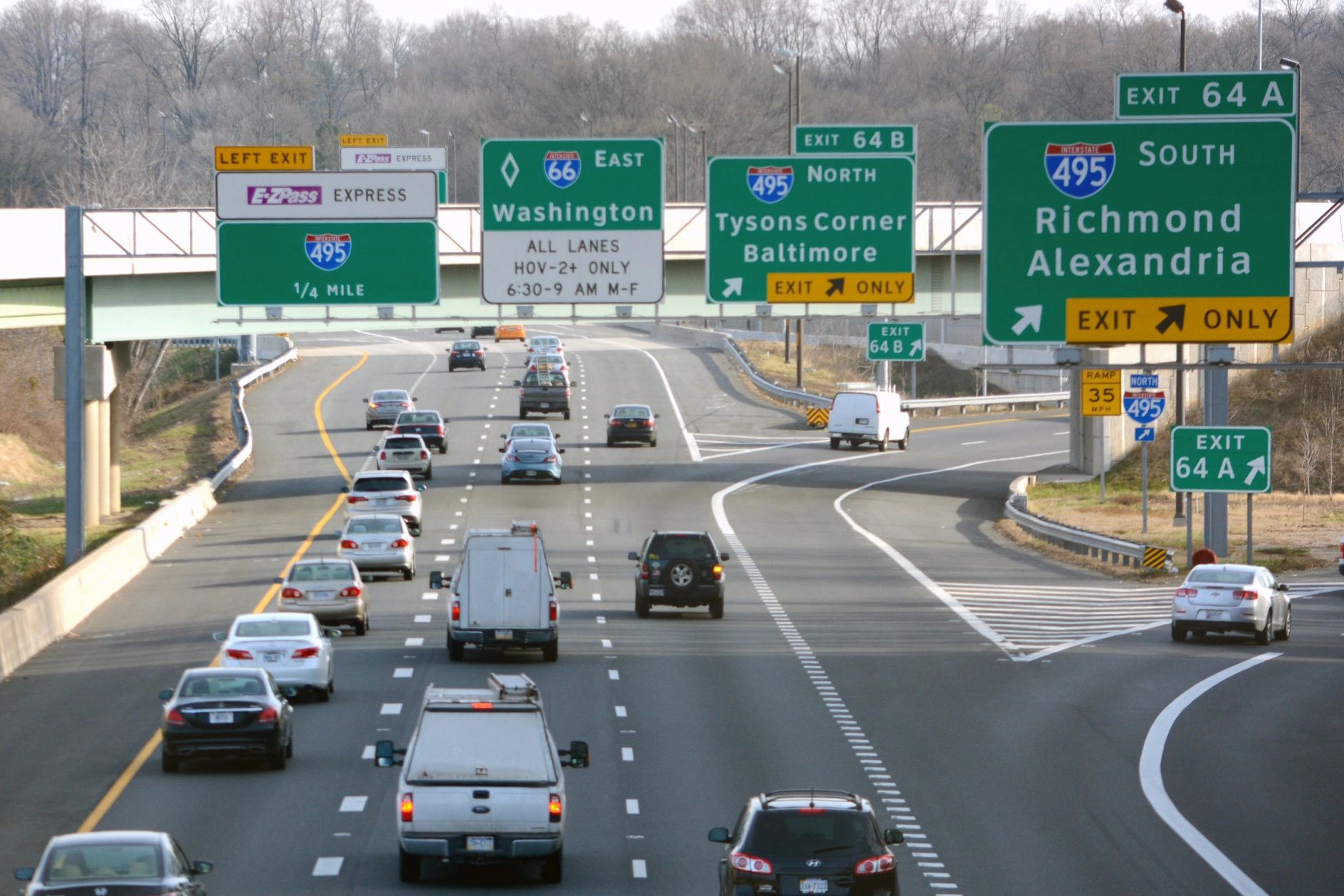 Express lanes and general purpose lanes with overhead guide signs on I-495 in Northern Virginia
